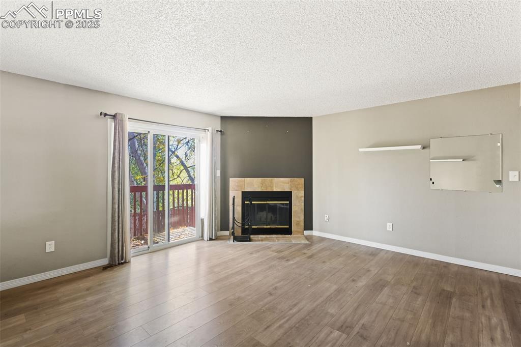 Image 4 of 33: Living Room