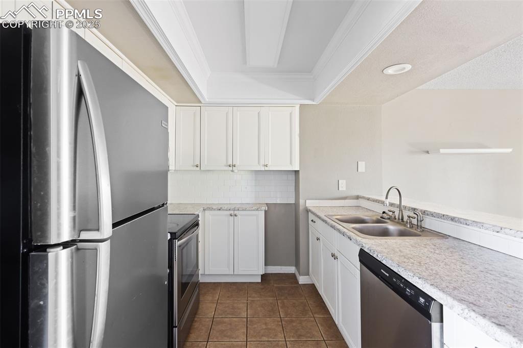 Image 7 of 33: Kitchen