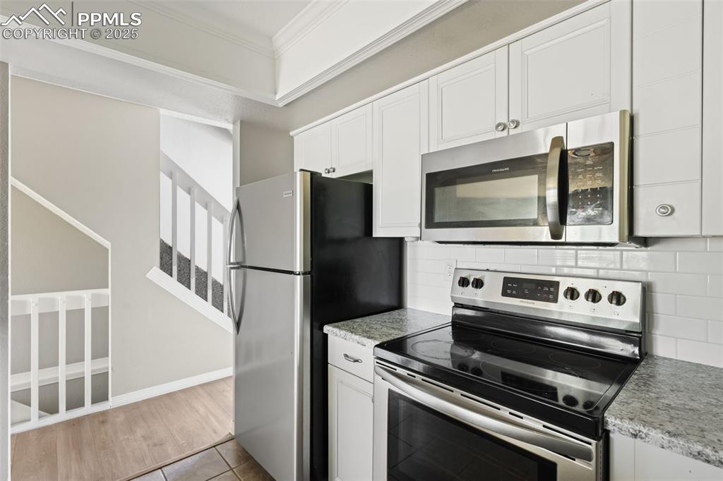 Image 8 of 33: Kitchen