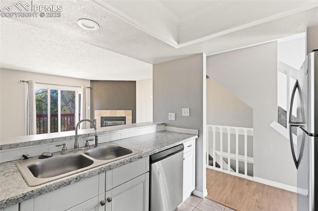 Image 9 of 33: Kitchen