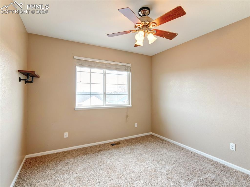 Image 18 of 23: Upper bedroom (2)