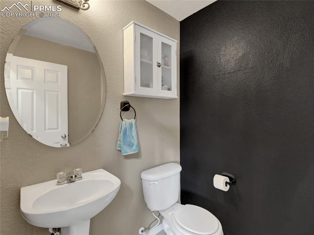 Image 21 of 23: 1/2 bathroom main