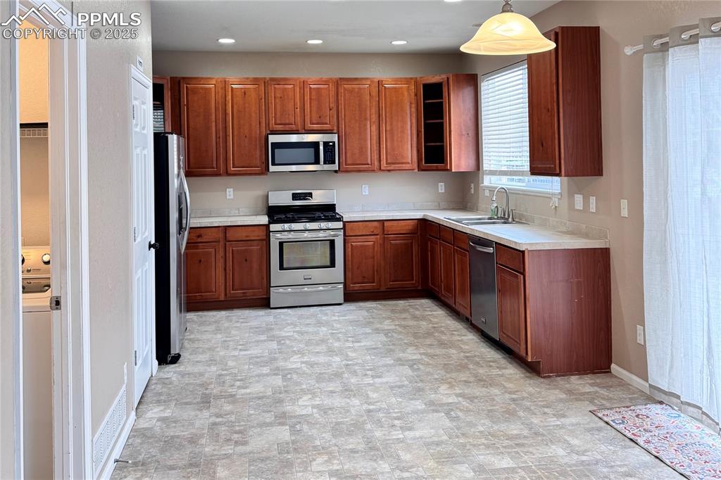 Image 7 of 23: Kitchen