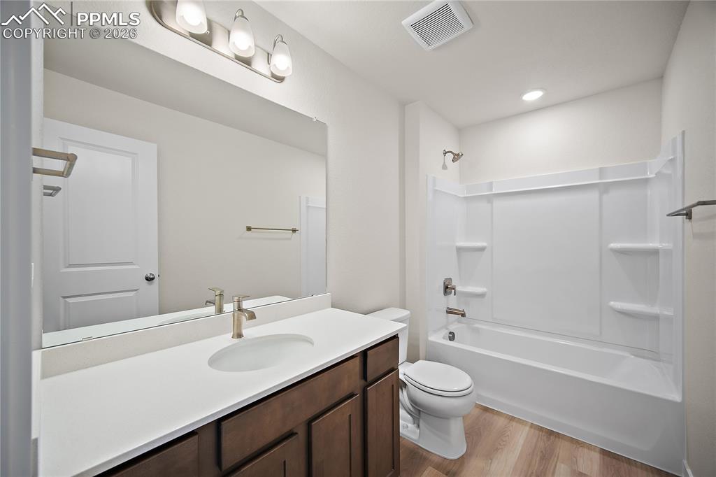 Image 25 of 31: Bathroom