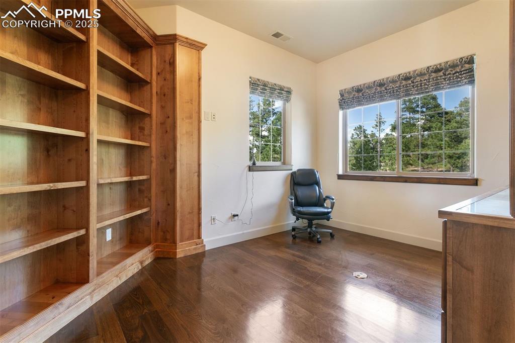 Image 14 of 50: Sitting Room