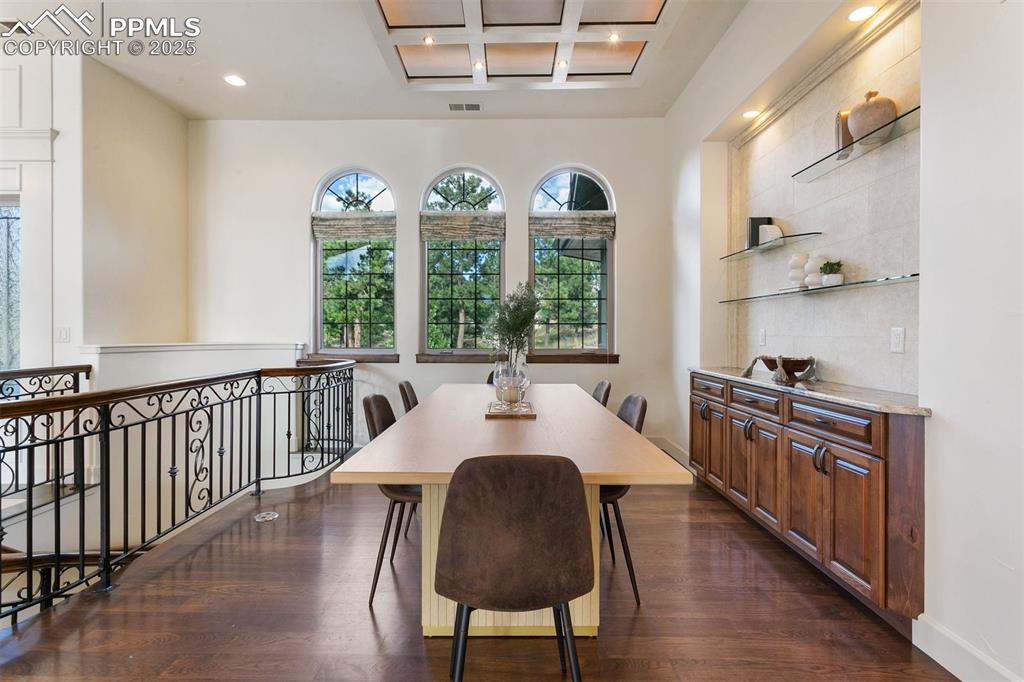 Image 16 of 50: Dining Area