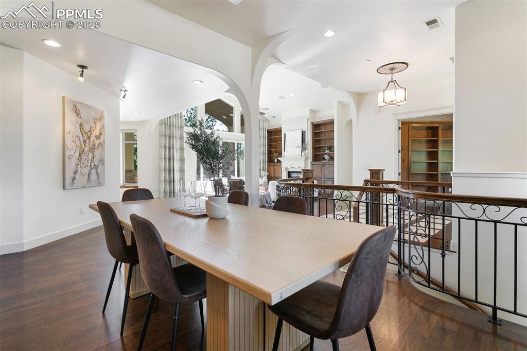 Image 17 of 50: Dining Area