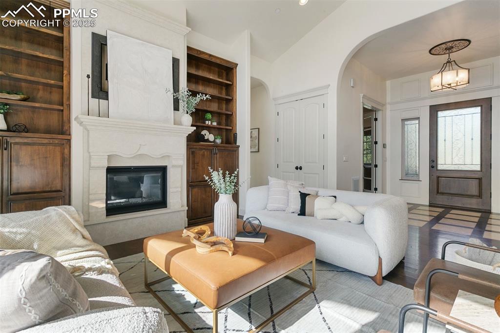 Image 19 of 50: Living Room