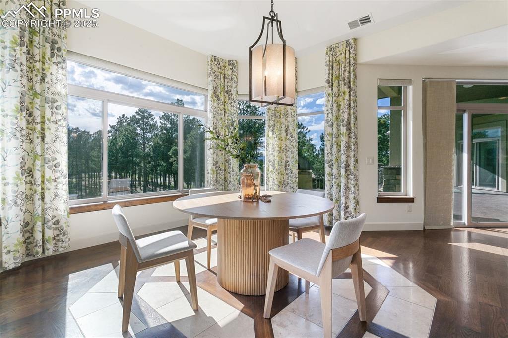Image 6 of 50: Dining Area