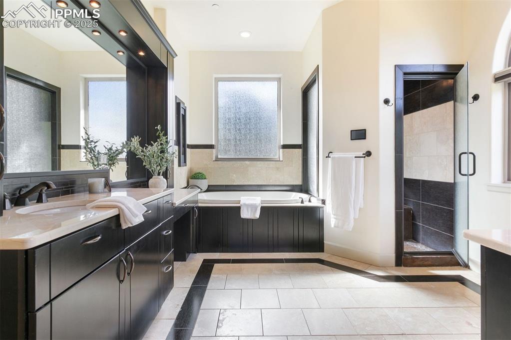 Image 8 of 50: Bathroom