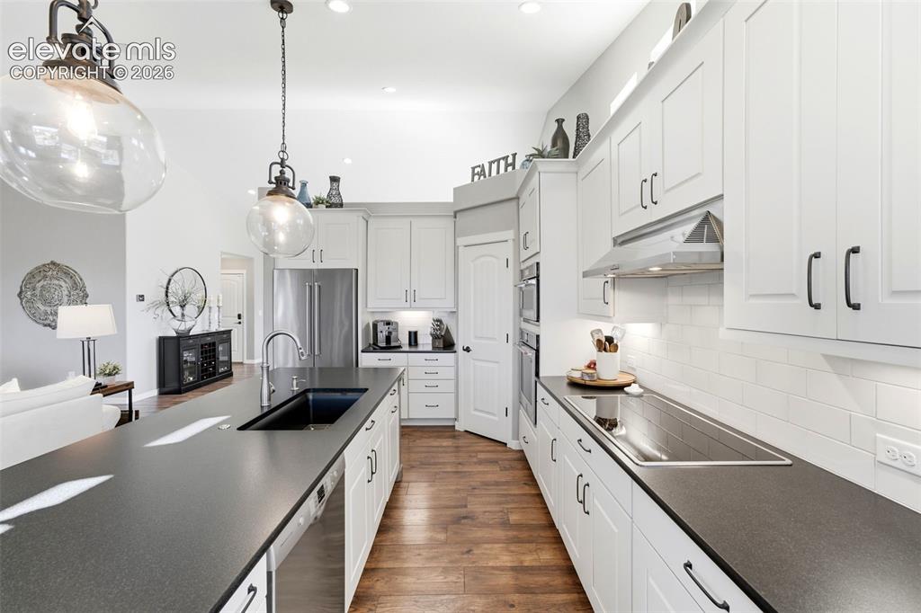 Image 10 of 50: Kitchen