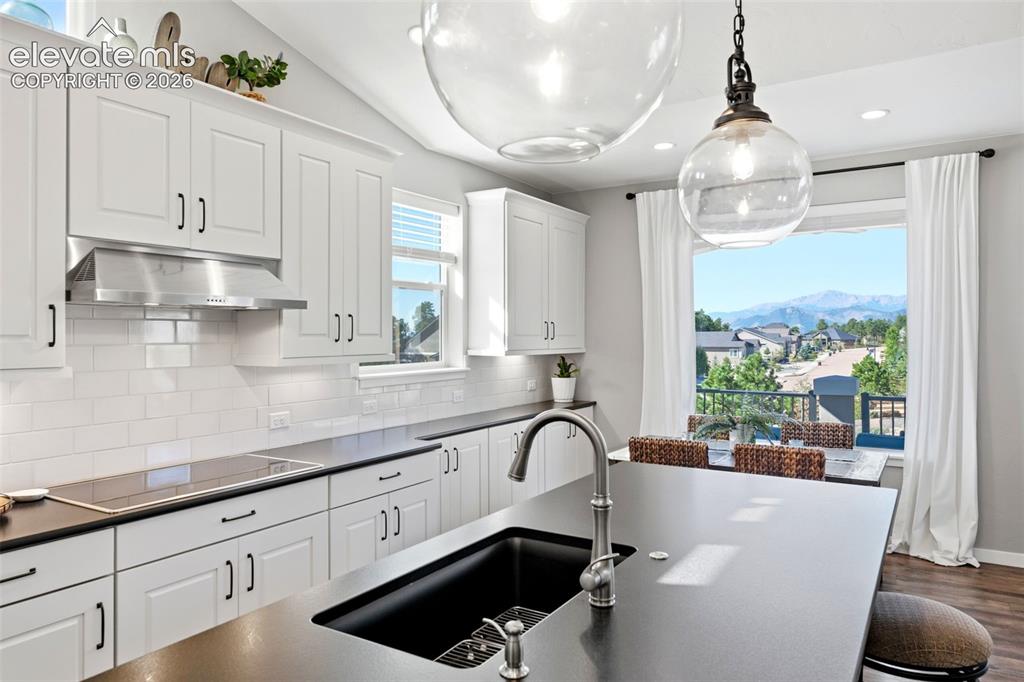 Image 12 of 50: Kitchen