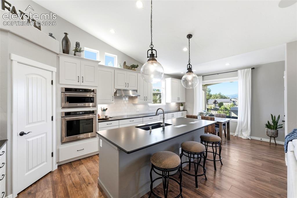 Image 8 of 50: Kitchen