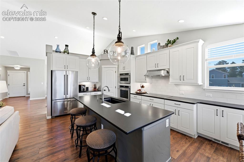 Image 9 of 50: Kitchen