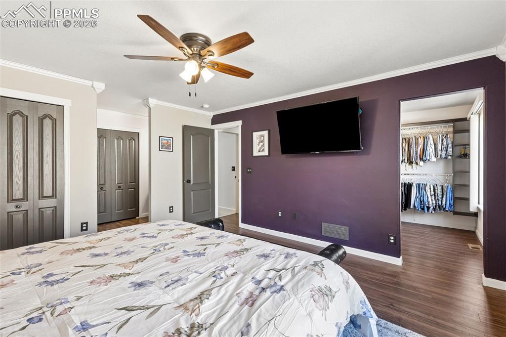 Image 10 of 32: Bedroom