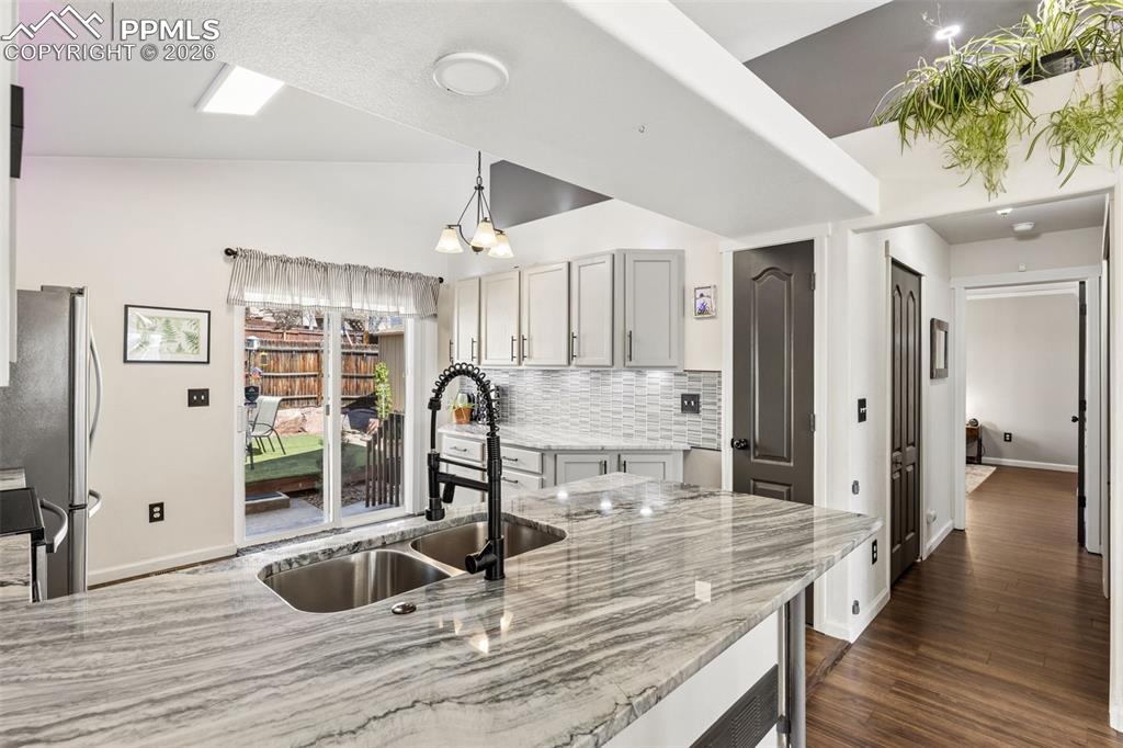 Image 11 of 32: Kitchen