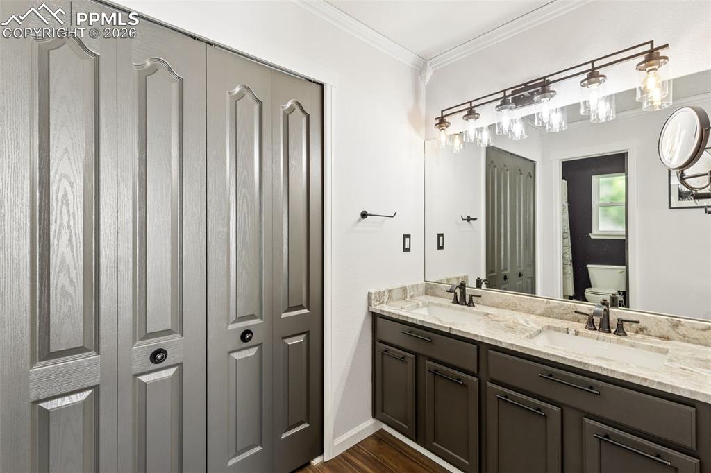 Image 16 of 32: Bathroom