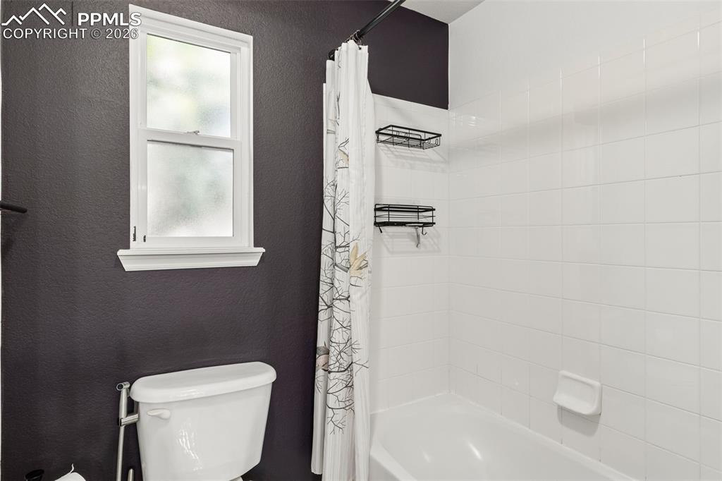 Image 17 of 32: Bathroom