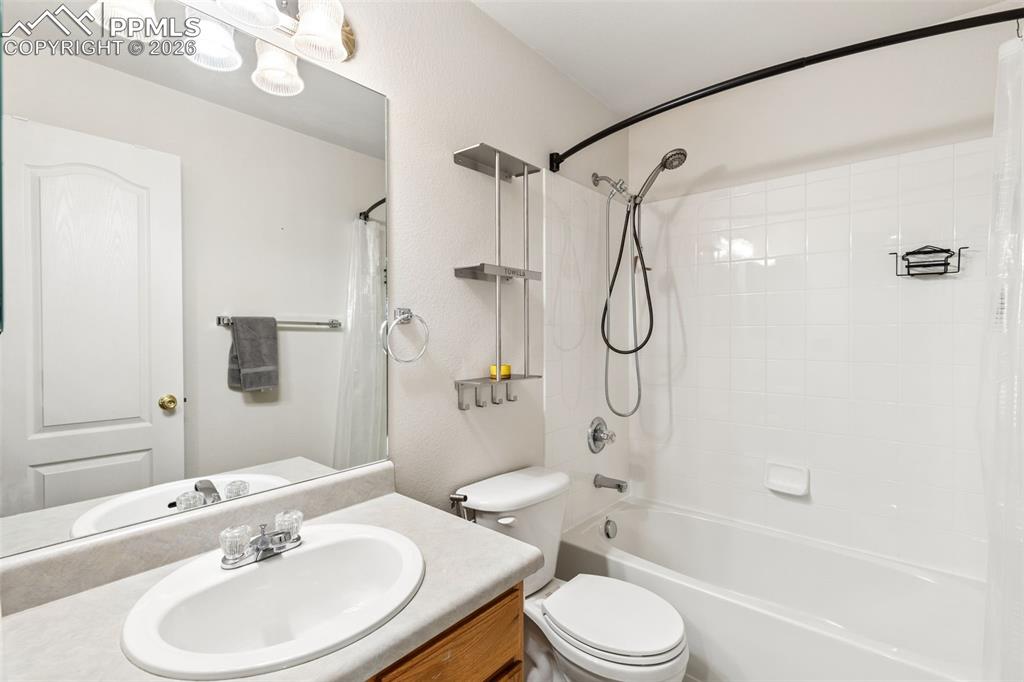 Image 21 of 32: Bathroom