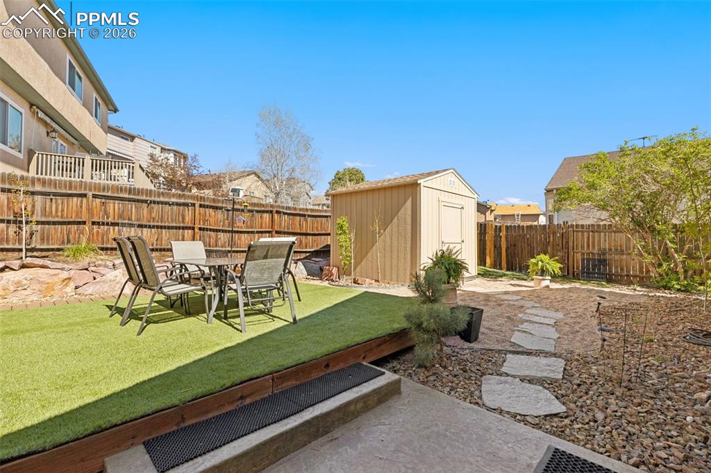 Image 24 of 32: Yard