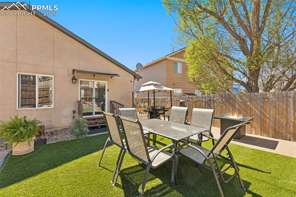 Image 25 of 32: Patio