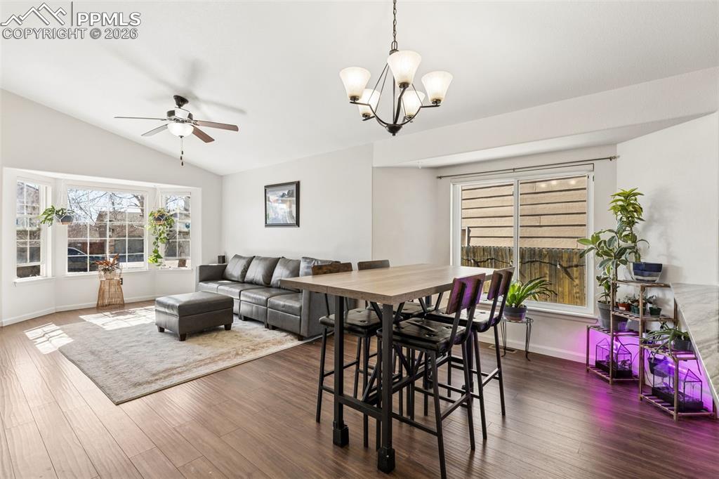 Image 7 of 32: Dining Area