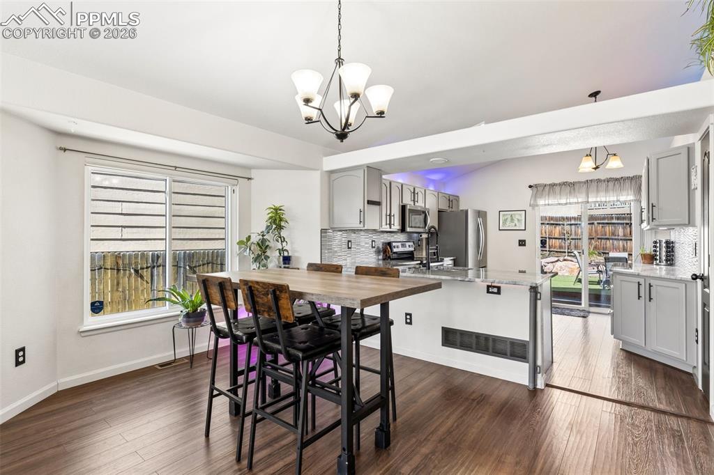 Image 8 of 32: Dining Area