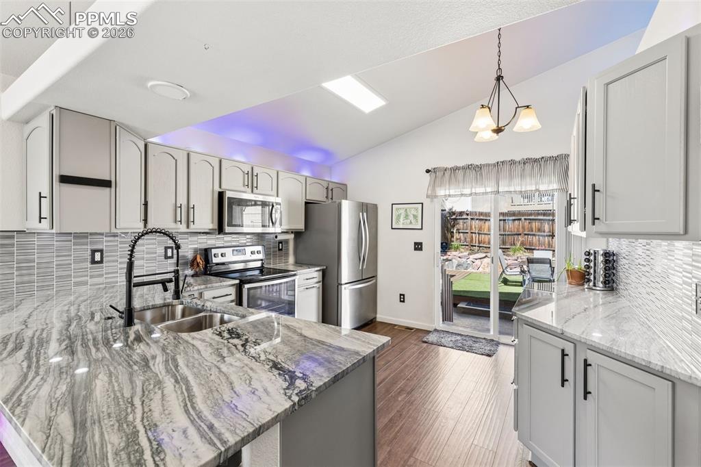 Image 9 of 32: Kitchen