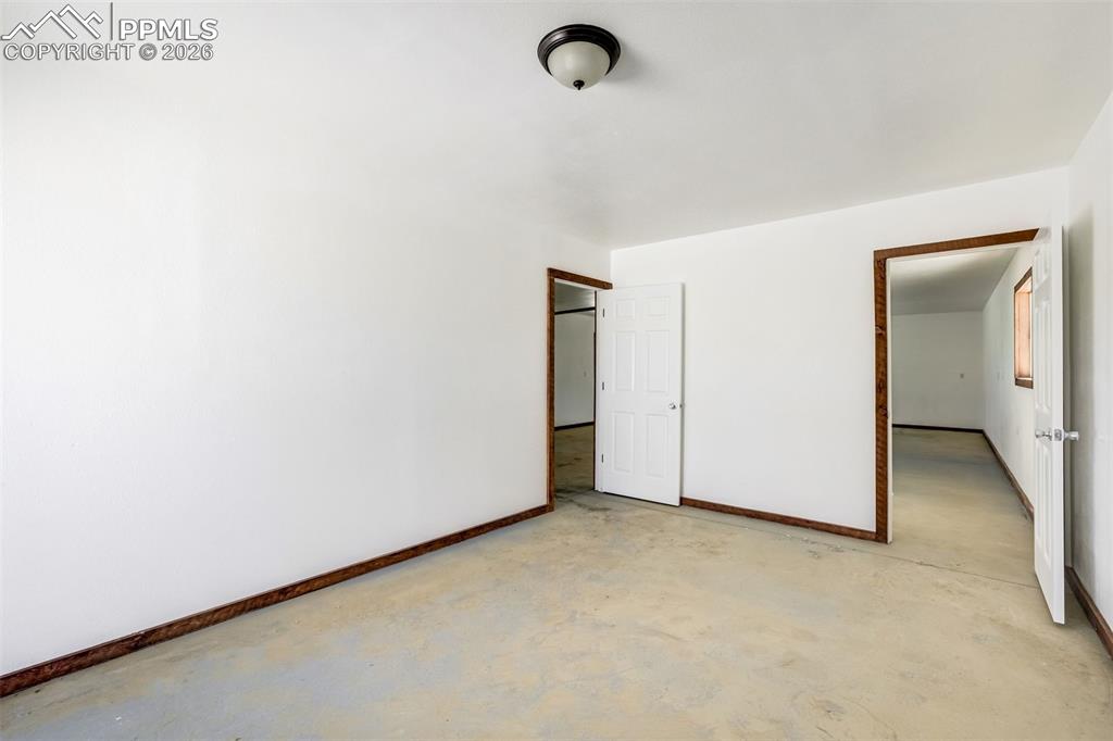 Image 7 of 19: Garage