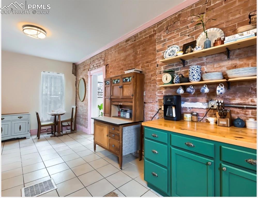 Image 10 of 28: Kitchen