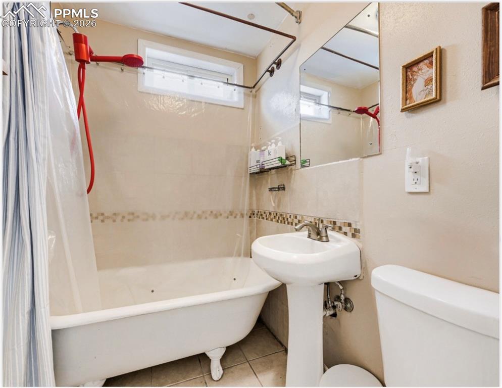 Image 16 of 28: Upstairs Full Bathroom 