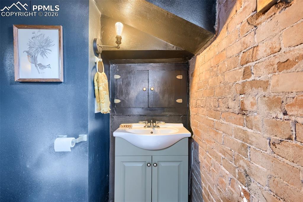 Image 19 of 28: Main Level 1/2 Bathroom 