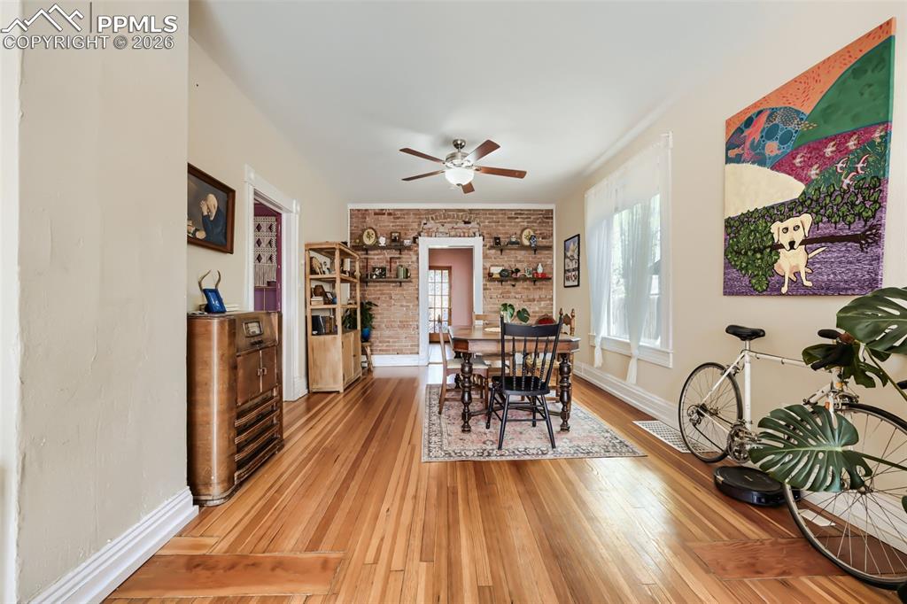 Image 21 of 28: Dining Area