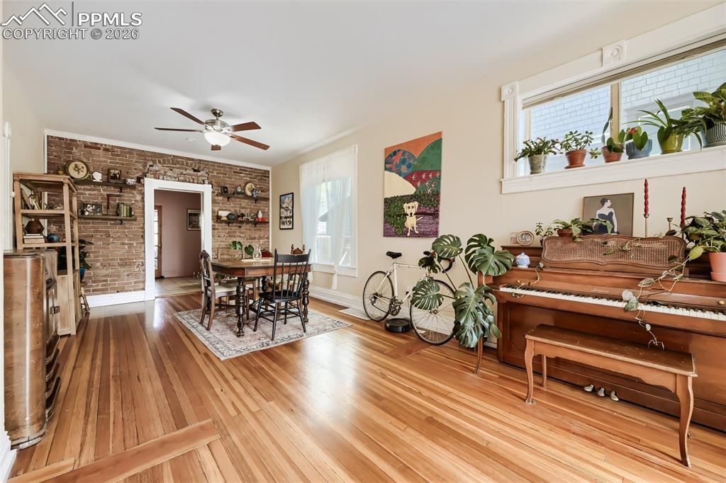 Image 22 of 28: Dining Area