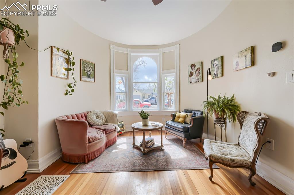 Image 23 of 28: Original Bay Window