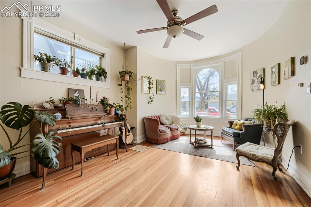 Image 25 of 28: Original Bay Window 