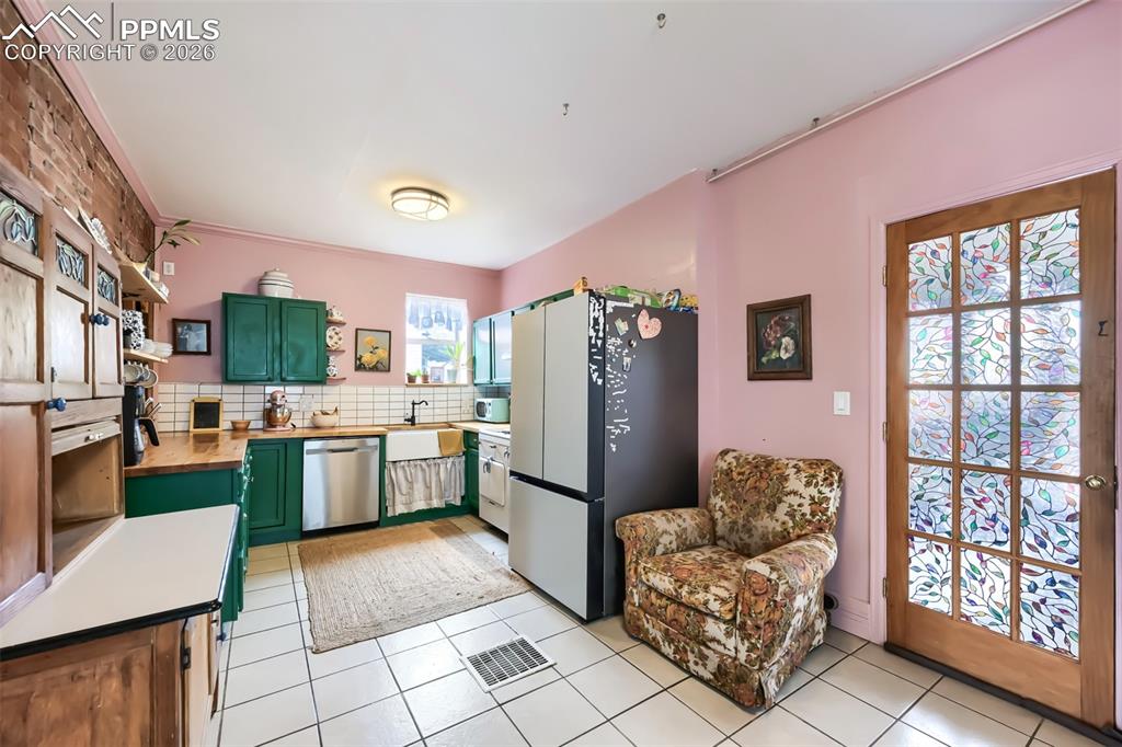 Image 8 of 28: Kitchen