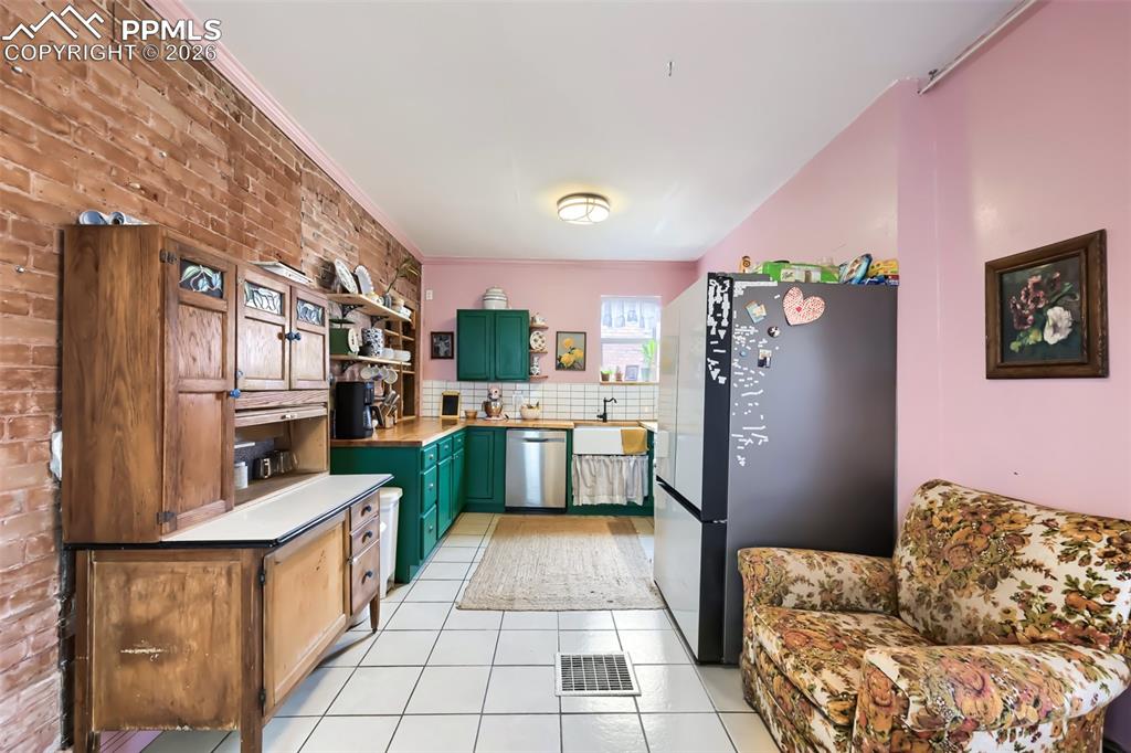 Image 9 of 28: Kitchen