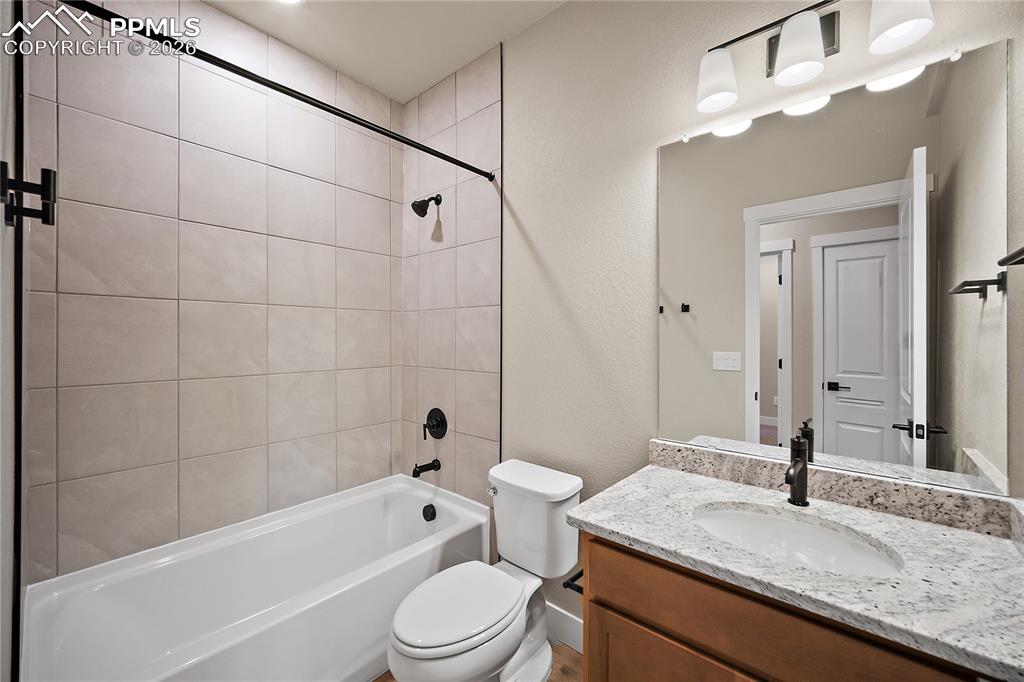 Image 17 of 43: Bathroom