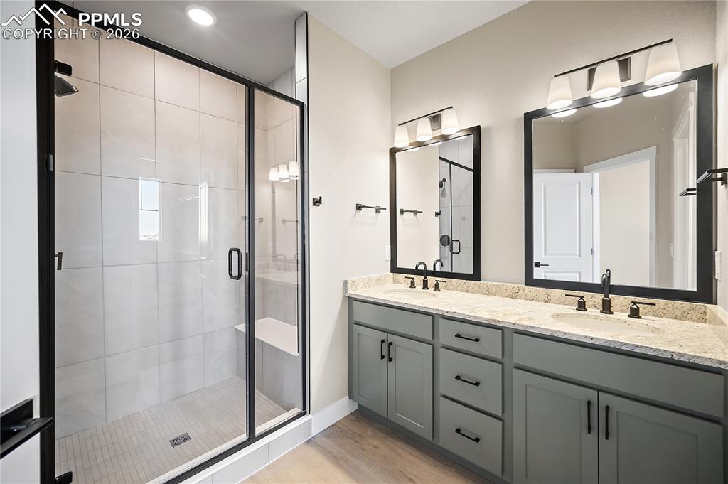 Image 27 of 43: Bathroom