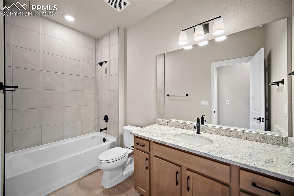 Image 33 of 43: Bathroom