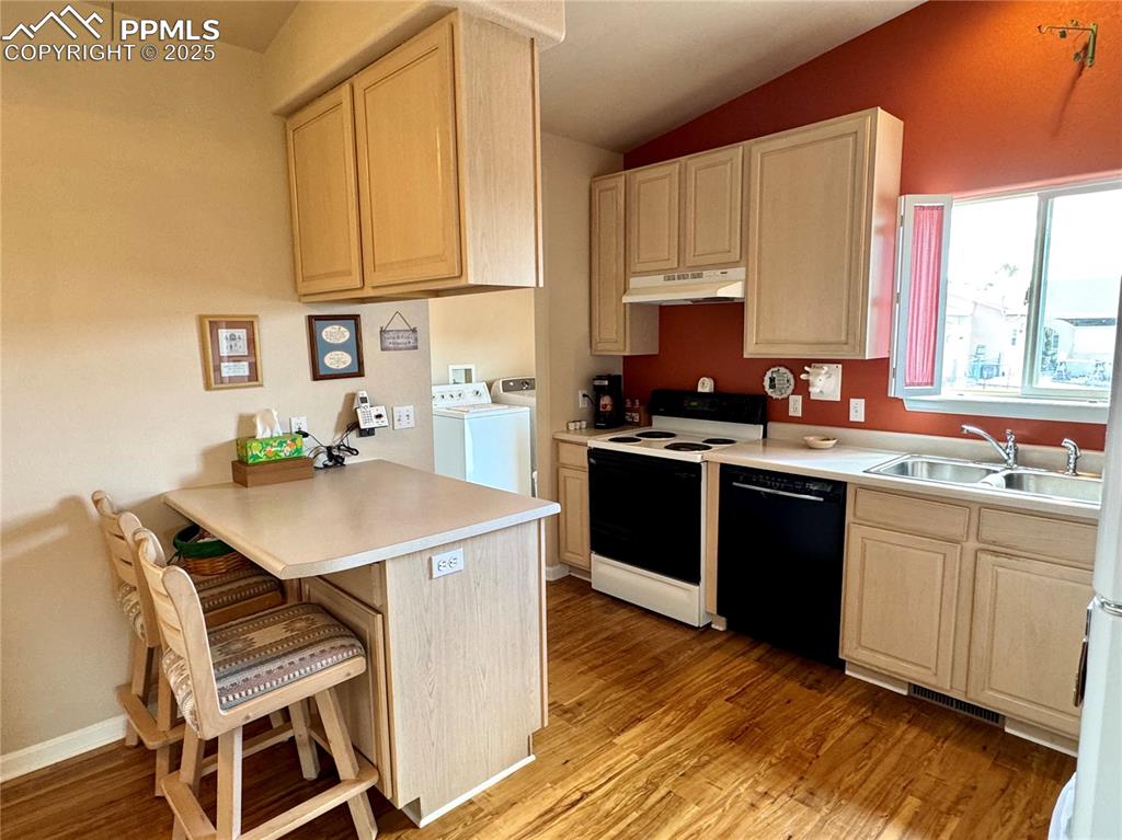 Image 11 of 36: Kitchen