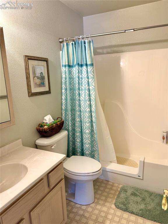 Image 23 of 36: Bathroom