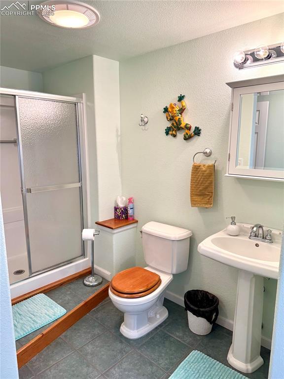 Image 31 of 36: Bathroom