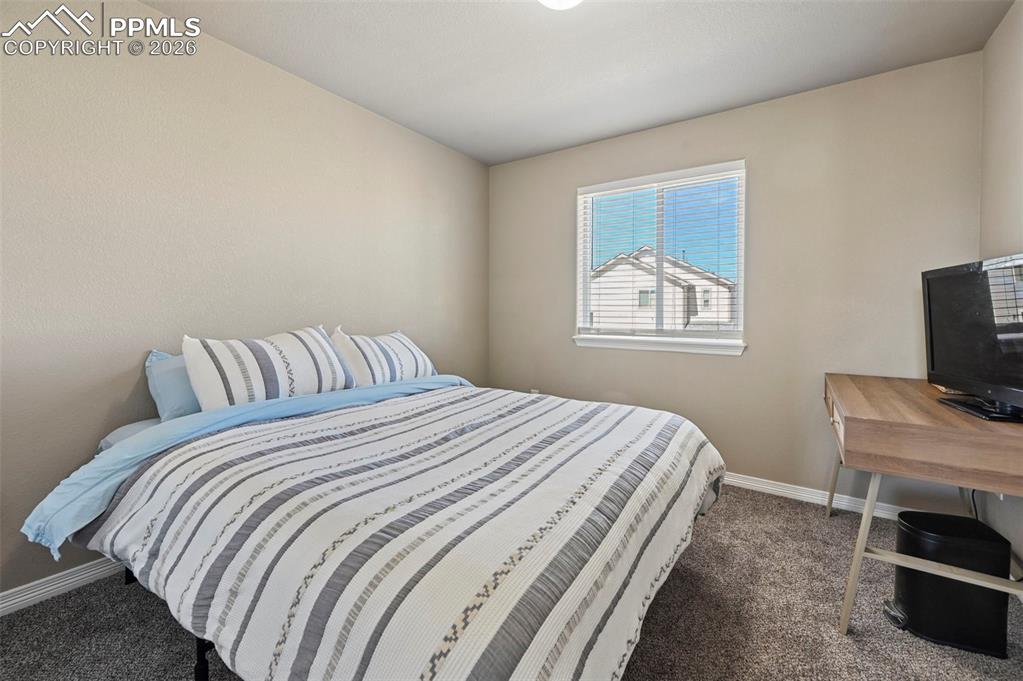 Image 10 of 20: Bedroom