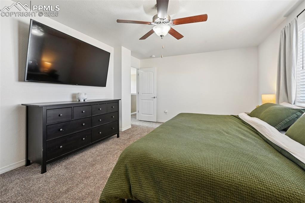 Image 16 of 20: Bedroom