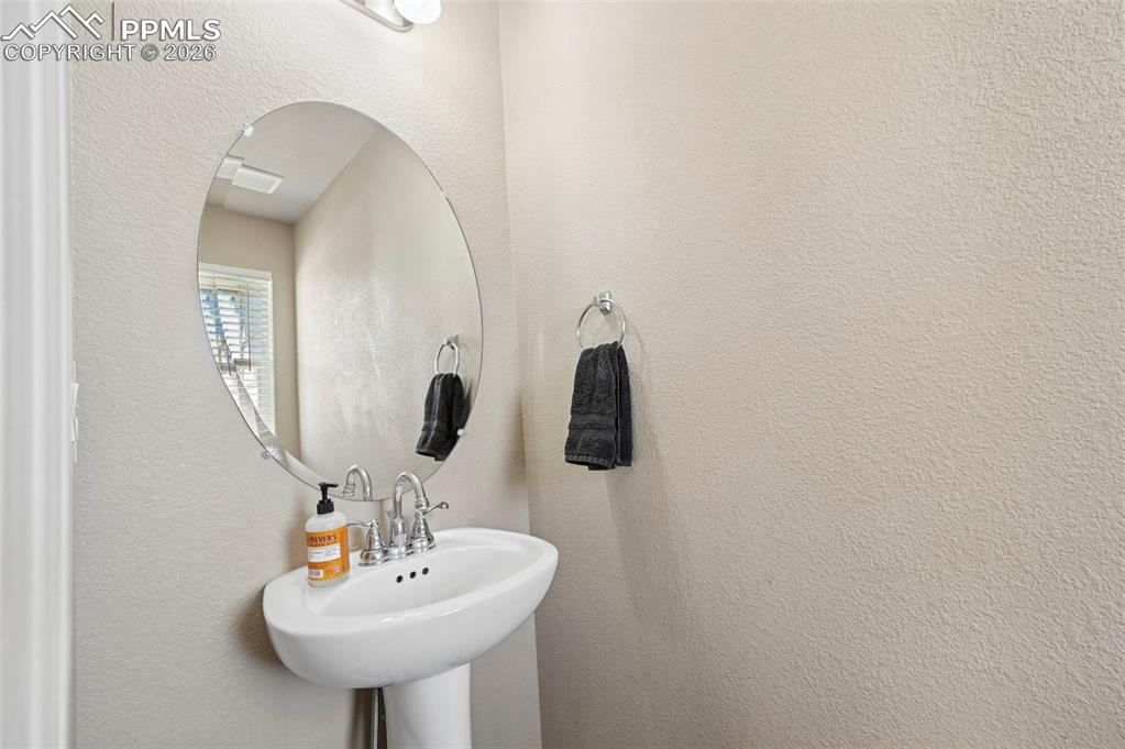 Image 4 of 20: Bathroom