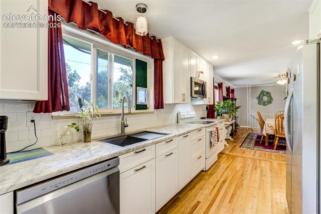 Image 14 of 45: Kitchen