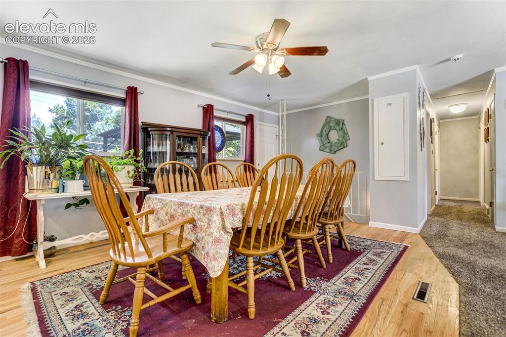 Image 16 of 45: Dining Area