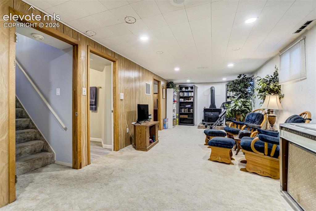 Image 29 of 45: Family Room